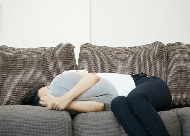 出産直後の女性が疲れて寝ている画像