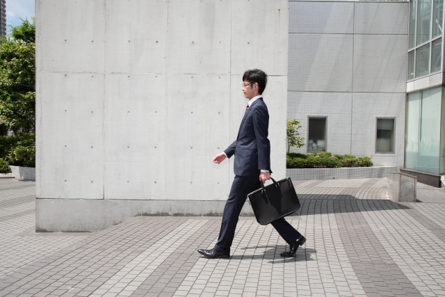 サラリーマンが会社へ出勤する画像