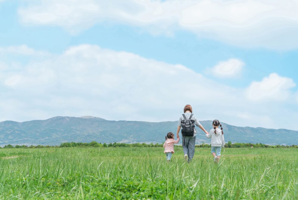 親子で公園を歩いている写真